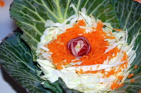 Σαλάτα λάχανο με καρότα και ραπανάκια