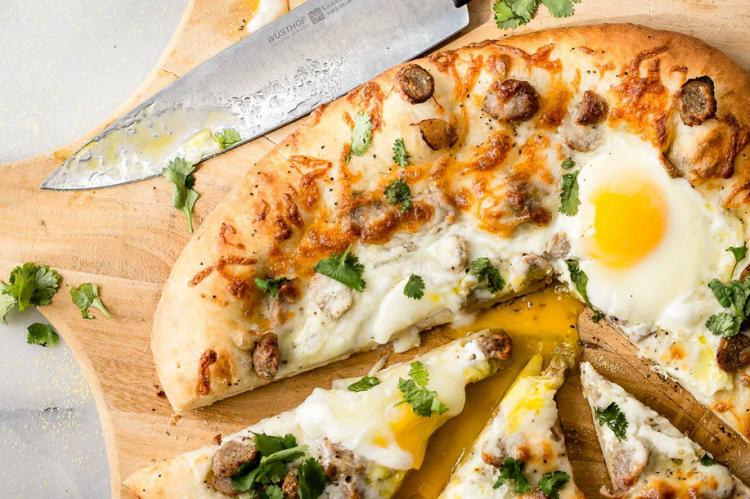Πίτσα με αυγά και λουκάνικο πεπερόνι