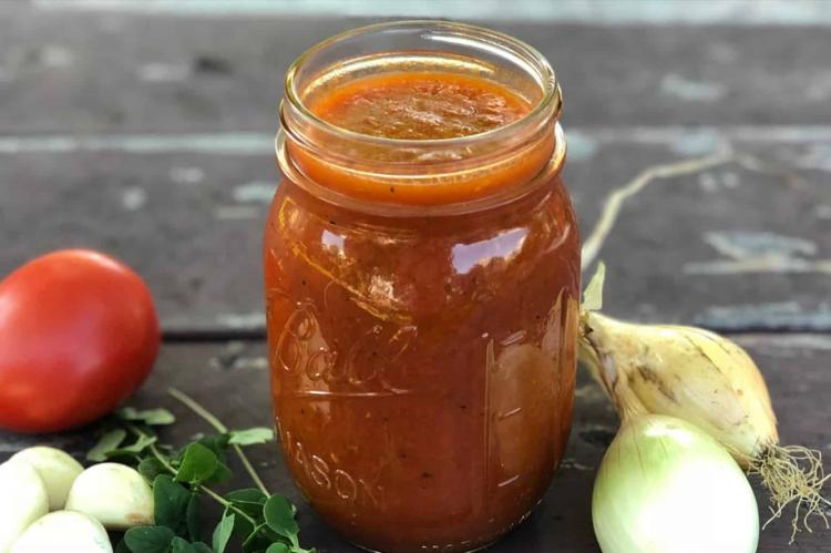 Σπιτική κόκκινη σάλτσα σε βαζάκια