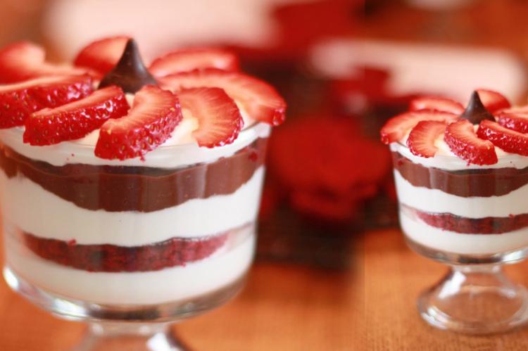 Trifle φράουλας με σοκολάτα και καρύδα