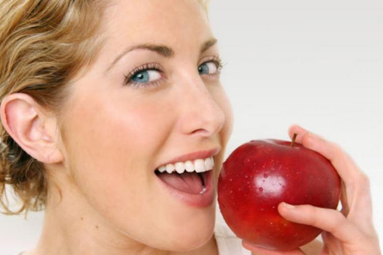Ενα μήλο την ημέρα τη χοληστερόλη κάνει πέρα