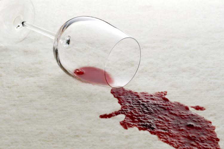 Κόλπο για να εξαφανίσετε τους παλιούς λεκέδες από κρασί