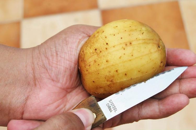 Πώς να μη σκάνε οι πατάτες στο βράσιμο και άλλα τρικ