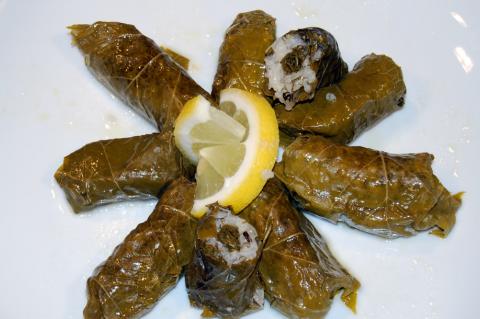 Ντολμαδάκια με αμπελόφυλλα με κρεμμυδάκια