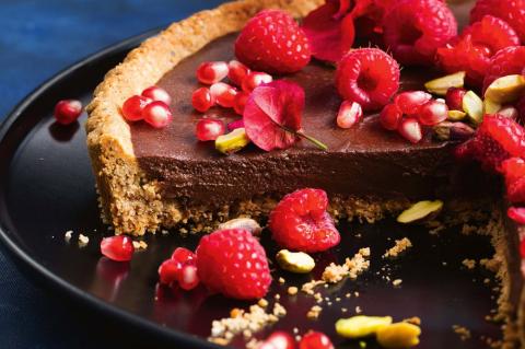 Τάρτα με ganache σοκολάτας, μαρμελάδα κεράσι και πραλίνα από φυστίκι Αιγίνης
