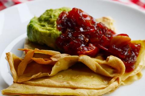 Pancakes με κρέμα αβοκάντο και μαρμελάδα ντομάτας