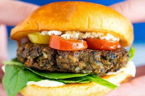 Vegan burger με παντζάρι και φακή
