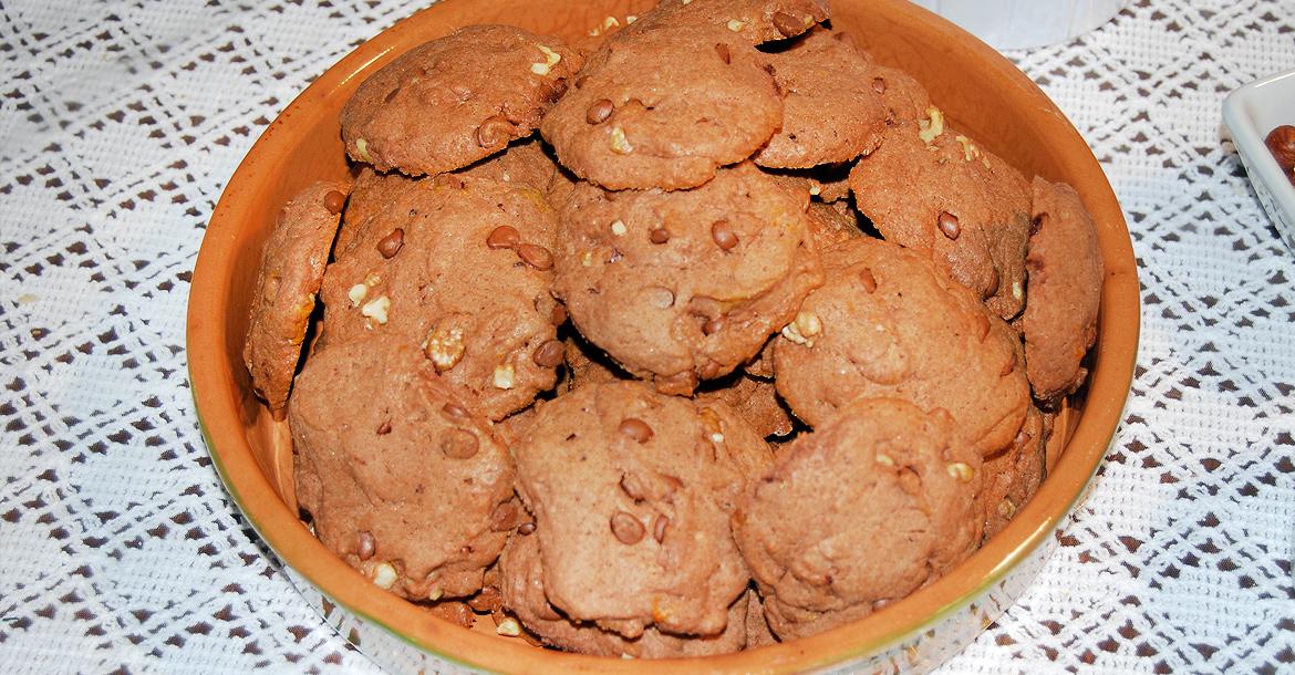 Μαλακά μπισκότα με σοκολάτα και καρύδια