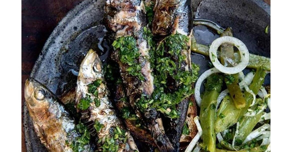 Σαρδέλες με κρεμμυδάκια