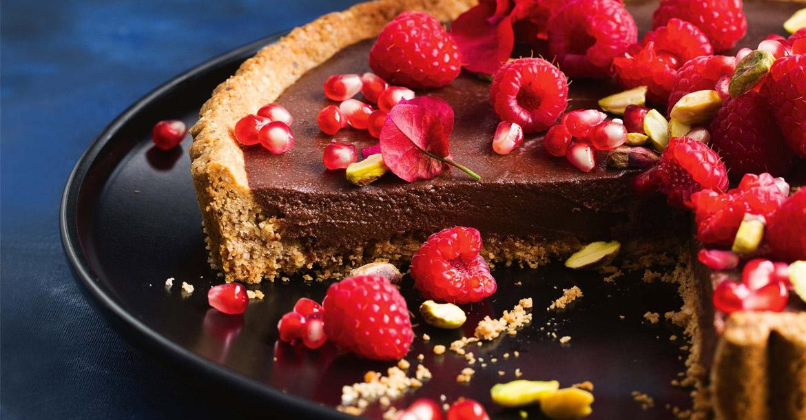 Τάρτα με ganache σοκολάτας, μαρμελάδα κεράσι και πραλίνα από φυστίκι Αιγίνης